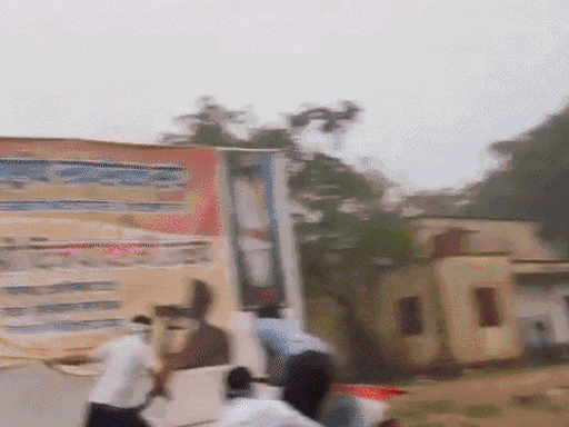 ये फोटो राजस्थान यूनिवर्सिटी में RSS के शस्त्र पूजन कार्यक्रम का है, जिसमें NSUI के कार्यकर्ता तोड़फोड़ करते नजर आ रहे हैं।