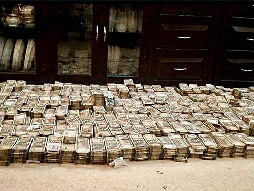 भुल्लर के घर से 5 करोड़ कैश मिला। 500-500 नोटों की गड्डियों को जमीन पर बिछाया गया।