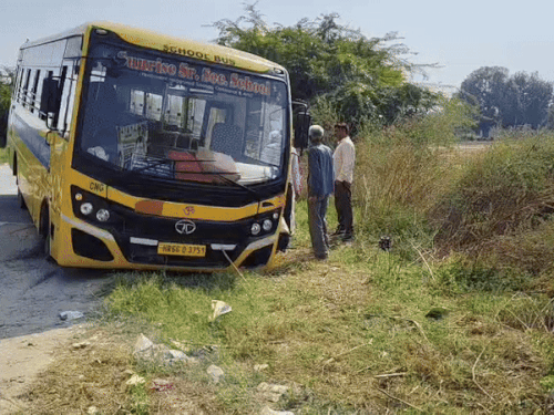 नांगल चौधरी में बस के पास जमा लोग