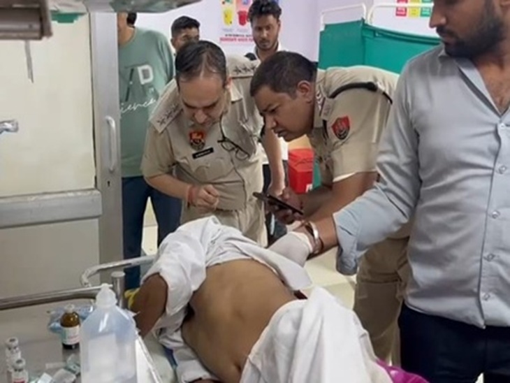 जिला अस्पताल में पहुंचे डीएसपी हेडक्वार्टर महेश कुमार व सिटी थाना प्रभारी सत्यनारायण जांच करते हुए