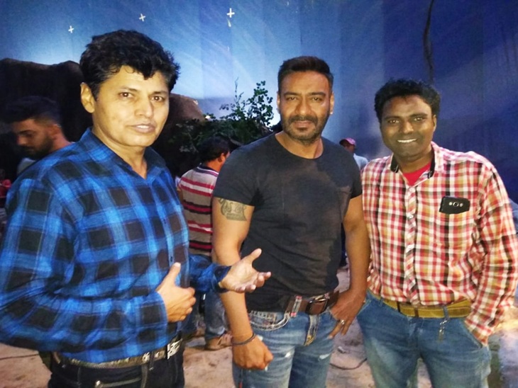 अजय देवगन के साथ बॉबी सिंह (नीली चेक शर्ट में)। - फाइल फोटो