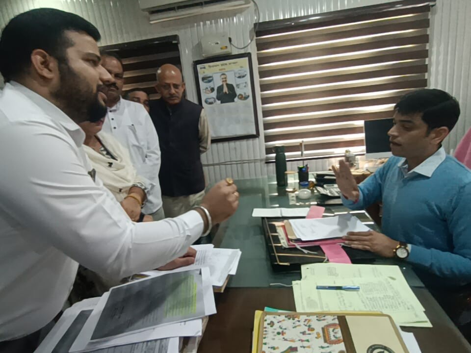 पूर्व विधायक होशियार सिंह समर्थकों के साथ डीएफओ ऑफिस पहुंचे।