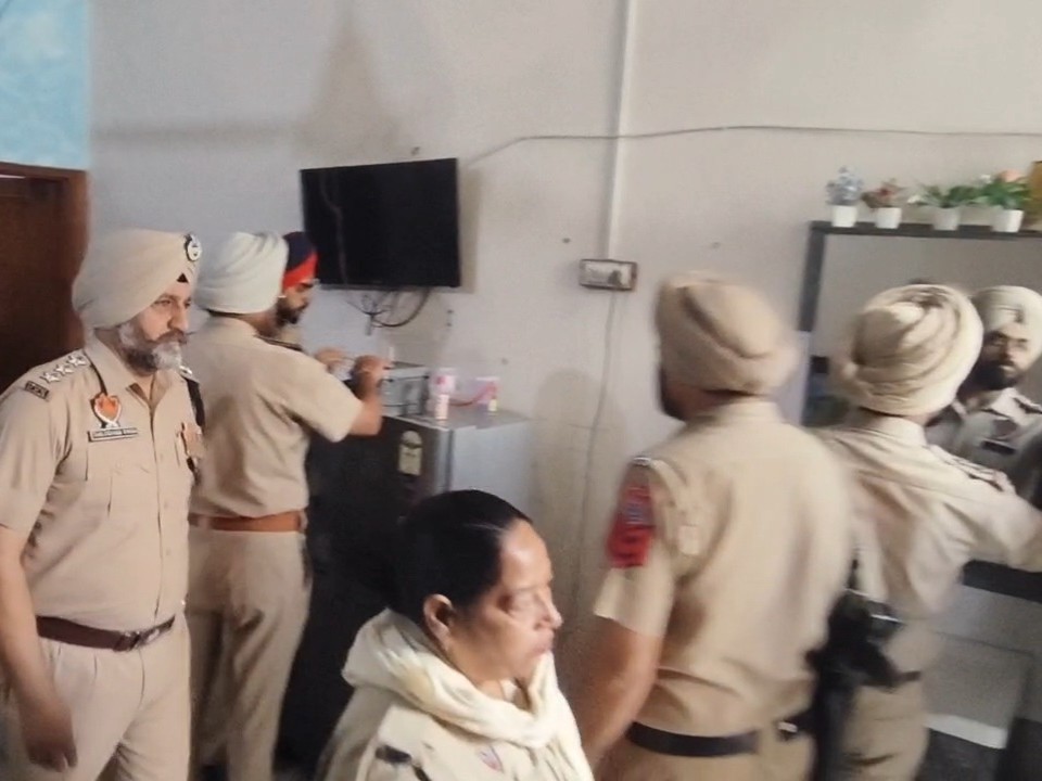 घर के अंदर छानबीन करती पुलिस।