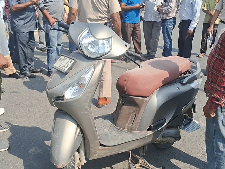 बस की टक्कर से क्षतिग्रस्त हुई स्कूटी।