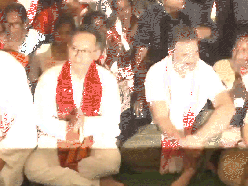 राहुल गांधी यांनी गायक झुबीन गर्ग यांना श्रद्धांजली वाहिली: कुटुंबीयांना भेटले, म्हणाले- सिंगापूरमध्ये त्यांच्यासोबत काय घडले हे जाणून घेण्याचा लोकांना अधिकार राहुल गांधी यांनी गायक झुबीन गर्ग यांच्या समाधी स्थळावर आयोजित नाम कीर्तनातही भाग घेतला.