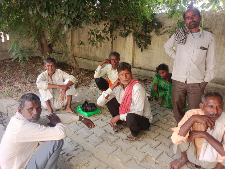 Elderly man dies in collision between two bikes | दो बाइकों की टक्कर में  बुजुर्ग की मौत: शाहजहांपुर में मुकदमे की तारीख पर आ रहे थे कोर्ट, पत्नी की  भी हादसे में