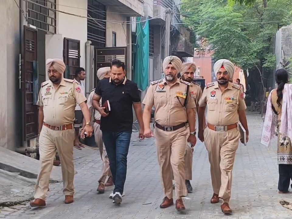 डीएसपी तरलोचन सिंह के नेतृत्व में छापेमारी को जाते पुलिसकर्मी।