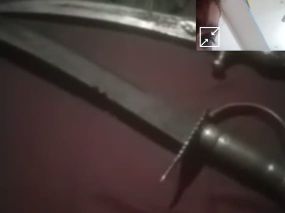 इसी तलवार से आरोपी युवक किशोरी को धमकाता था।