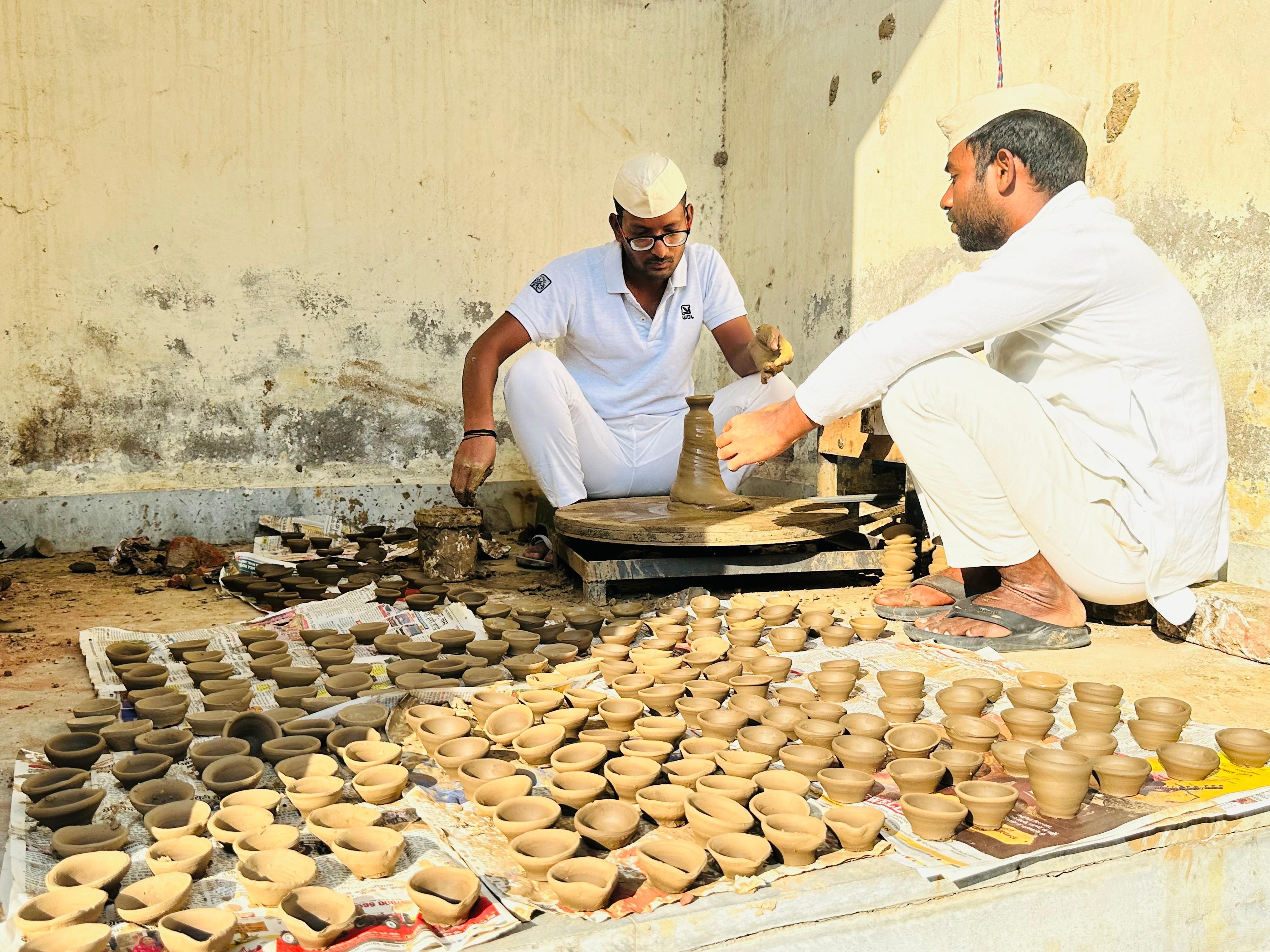 Prisoners in Shyalwas jail are making lamps from cow dung and clay. |  श्यालावास जेल में बंदी बना रहे गोबर-मिट्टी के दीपक: दिवाली पर पर्यावरण  संरक्षण का दे रहे संदेश - Nangal ...