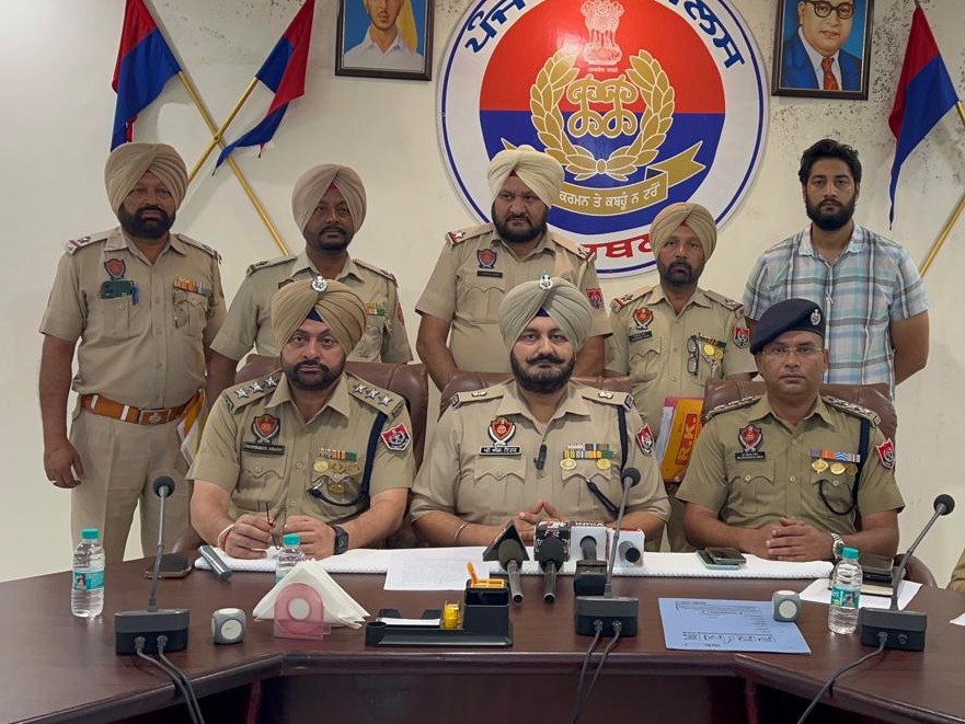 कपूरथला में मीडिया से बात करते पुलिस अधिकारी।