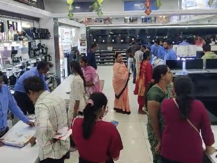 बाजारों में बढ़ी रौनक।