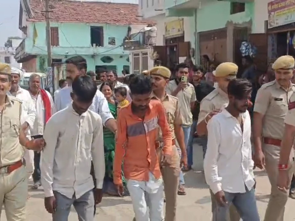 पुलिस ने तीनों आरोपियों को निकाला पैदल जुलूस।