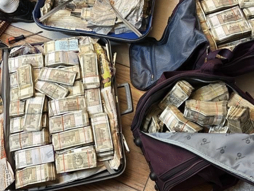 बैग और अटैची में भरे 500-500 के नोट।
