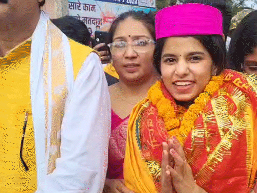 दरभंगा जिले की अलीनगर विधानसभा सीट से लोकगायिका मैथिली ठाकुर ने नामांकन किया।