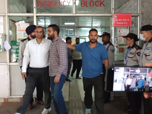CBI टीम की तरफ से पकड़ा गया DIG का बिचौलिया कृष्नु (चेक शर्ट में)।