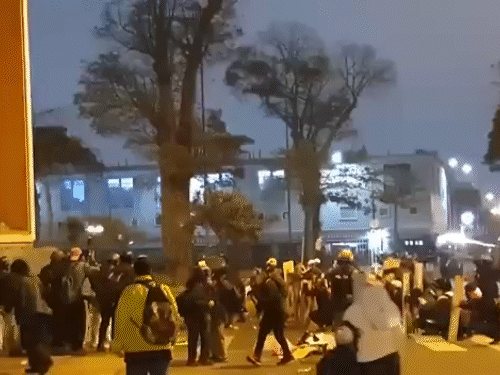 पेरू में गुरुवार को नाराज युवा भ्रष्टाचार के खिलाफ सड़कों पर उतरे।