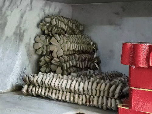 नियमों को ताक पर रखकर दुकानें संचालित।