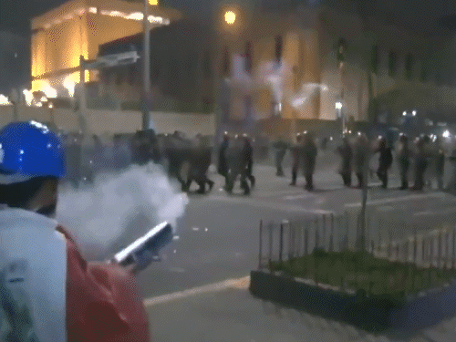 गुरुवार को प्रदर्शन के दौरान पुलिस ने आंसू गैस और रबर की गोलियां दागी, जबकि प्रदर्शनकारियों ने पटाखे जलाए।