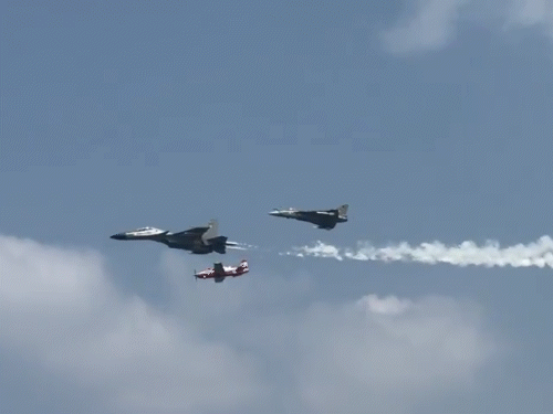 तेजस मार्क-1A ने HTT-40 बेसिक ट्रेनर एयरक्राफ्ट और सुखाेई-30 MKI के साथ उड़ान भरी। - Dainik Bhaskar