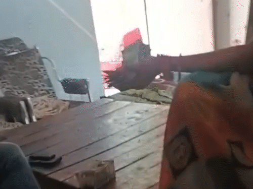 एक गड्डी नोट महिला अपने हाथ पर रखी थी, एक गड्डी पैसा पलंग पर रखा था। एक गड्डी नोट पुलिसकर्मी गिन रहा था।