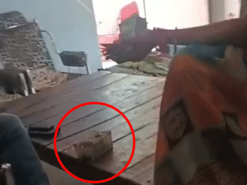 बिलासपुर में पलंग पर रखी नोटों की गड्डी।