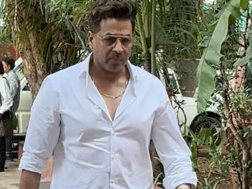 ঘটনাস্থলে দেখা যায় অভিনেতা রজত বেদীকেও।