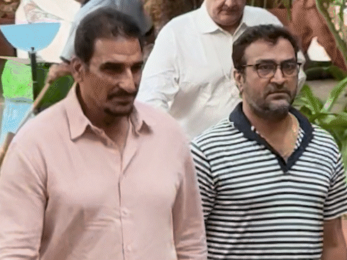 পরিবারকে সান্ত্বনা দিতে এসেছিলেন অভিনেতা মুকেশ ঋষিও।