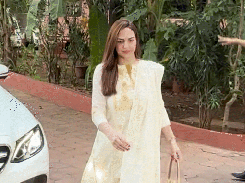 প্রার্থনা সভায় যোগ দিতে এসেছিলেন এশা দেওল।