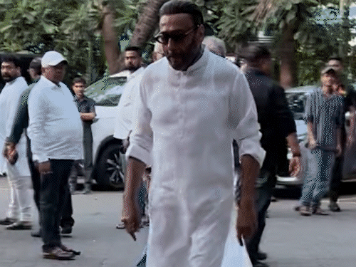 ঘটনাস্থলে জ্যাকি শ্রফকে দেখা গেছে।