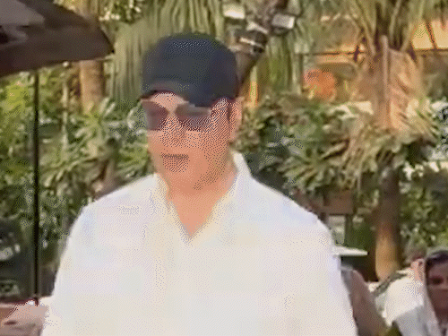 আদিত্য পাঞ্চোলিও প্রার্থনা সভার অংশ হয়েছিলেন।