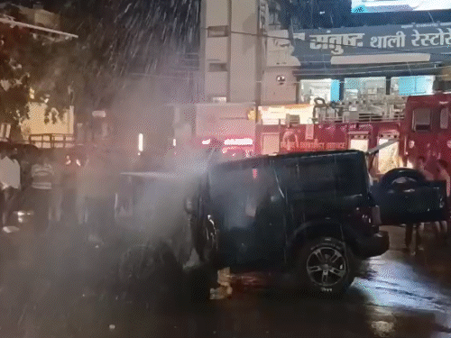 कार में आग लगने के बाद घटनास्थल पर पहुंची पुलिस और दमकल की टीम