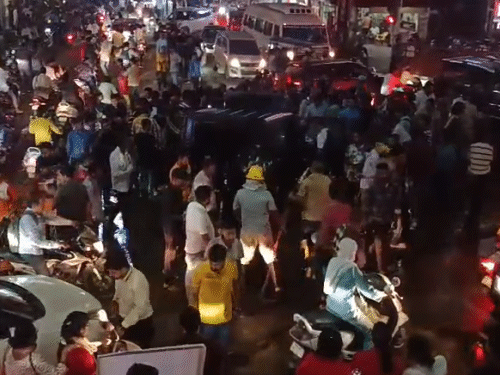 थार में आग लगने के बाद मौके पर जुटी रही भीड़।