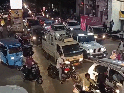 कार में आग लगने के बाद अग्रसेन चौक पर घंटे भर रुक रहा ट्रैफिक।