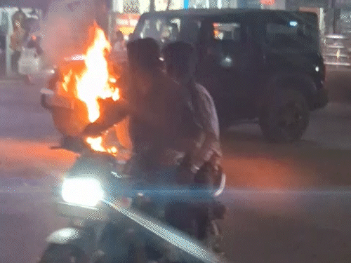 हादसे में कोई घायल नहीं हुआ, लेकिन कार पूरी तरह से जलकर खाक हो गई।