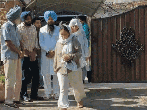 सेक्टर-71 में राजवीर के बाहर उनके घर जुटे लोग, (फाइल फोटो)