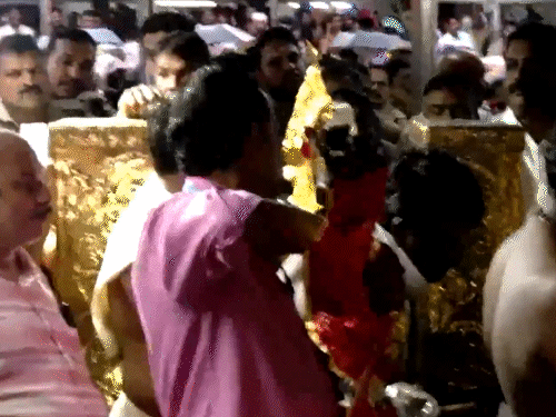 सबरीमला सोने प्रकरण: मुख्य आरोपीला अटक, 10 दिवसांची कोठडी: उन्नीकृष्णन म्हणाले- त्यांना फसवण्यात आले; द्वारपालकांच्या मूर्ती खऱ्या सोन्याने मढवलेल्या होत्या सोन्याच्या चोरीच्या वादानंतर, शुक्रवारी मंडळाने मूर्तींवर खरे सोने चढवले.
