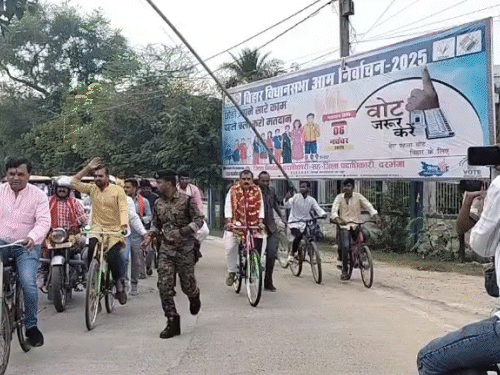 दरभंगा की जाले सीट पर पर्चा भरने साइकिल से पहुंचे मंत्री जीवेश मिश्रा।