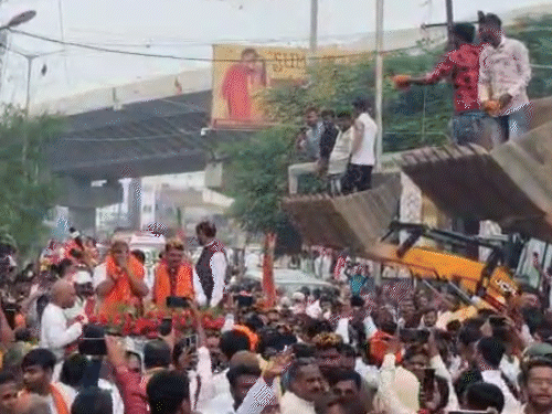 बेगूसराय सदर विधानसभा सीट से भाजपा प्रत्याशी के नामांकन के पहले रोड शो में महाराष्ट्र के सीएम देवेंद्र फडणवीस शामिल हुए। इस दौरान जेसीबी से फूल बरसाए गए।