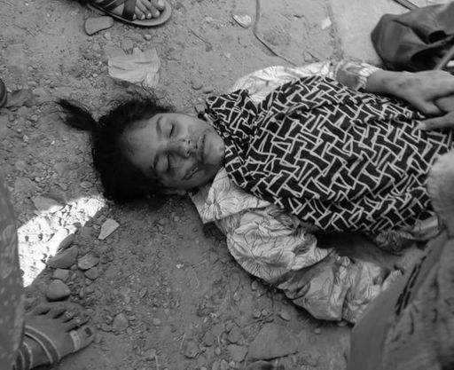 थार की टक्कर के बाद जमीन पर गिरी ईशा, जिसकी हालत गंभीर बनी हुई है।