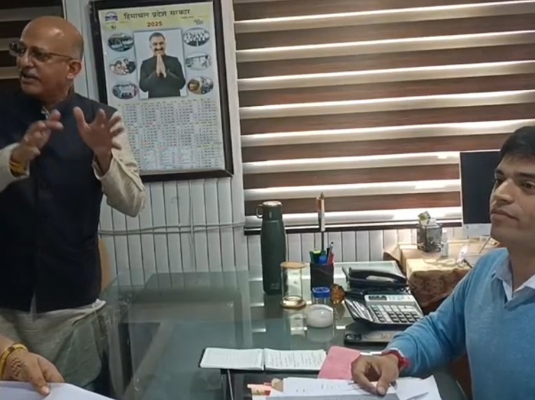 डीएफओ से बात करते हुए पूर्व विधायक।