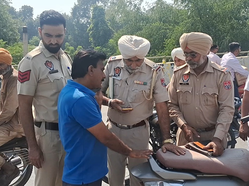 कोटकपूरा में बस ने स्कूटी सवार को कुचला:  सिर टायर के नीचे आने से मौके पर मौत, मुक्तसर रोड ओवरब्रिज पर हादसा – Faridkot News
