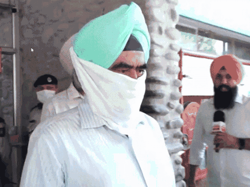 मेडिकल के बाद गाड़ी में बैठकर जाते डीआईजी DIG हरचरण सिंह भुल्लर।