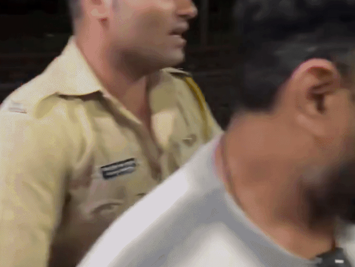 स्टेशन पर मौजूद लोगों ने विकास से हाथ मिलाकर उनकी तारीफ की।