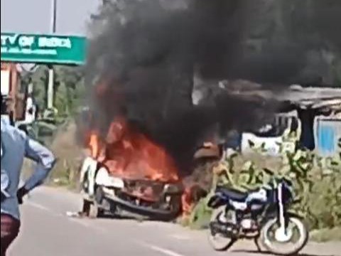 रेवाड़ी में चलती कार में लगी आग:  ड्राइवर ने कूदकर बचाई जान, बोनट में शॉर्ट सर्किट बताया जा रहा कारण, CNG लगी थी – Bawal News