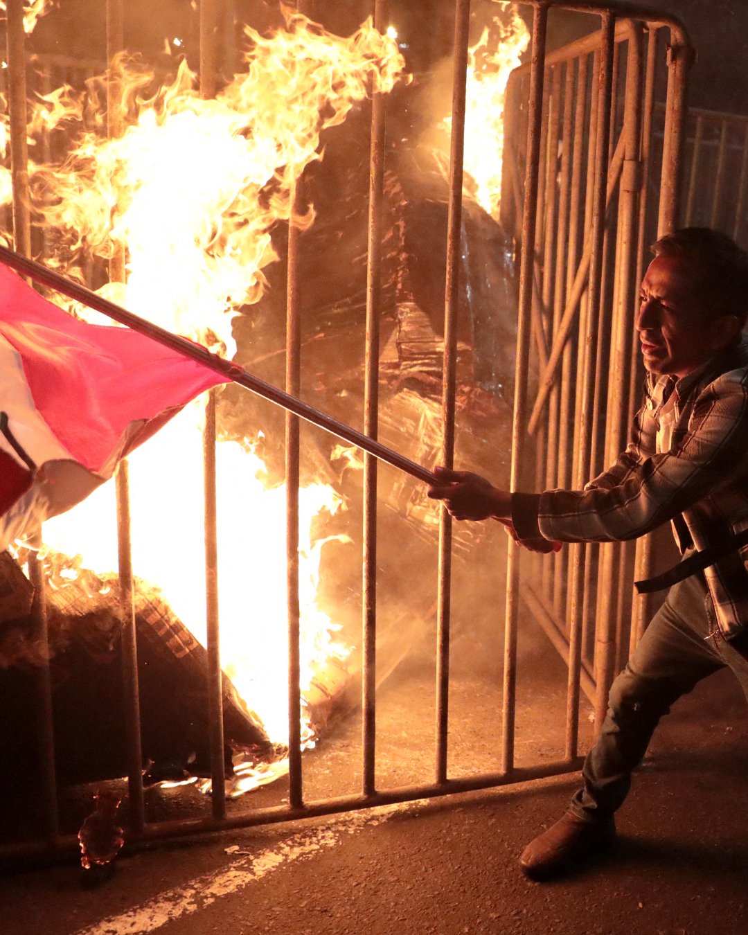 प्रदर्शनकारियों ने गुरुवार को प्रदर्शन के दौरान आगजनी की।