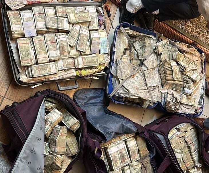 DIG के घर में इस तरह से अटैची और बैगों में कैश भरकर रखा गया था।