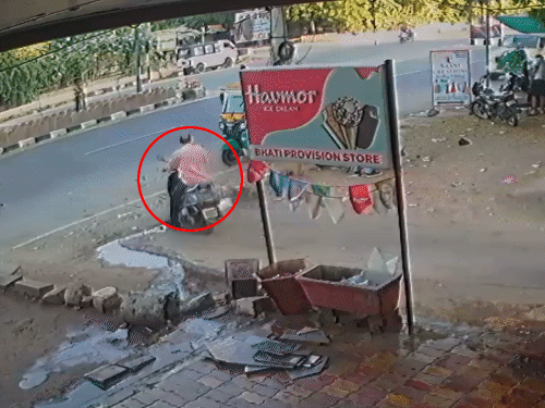 श्याम बोराणा (75) अपनी स्कूटी को धीर-धीरे चलाकर मिल्कमैन कॉलोनी में पासपोर्ट ऑफिस के पास सड़क पार करने की कोशिश कर रहे थे।