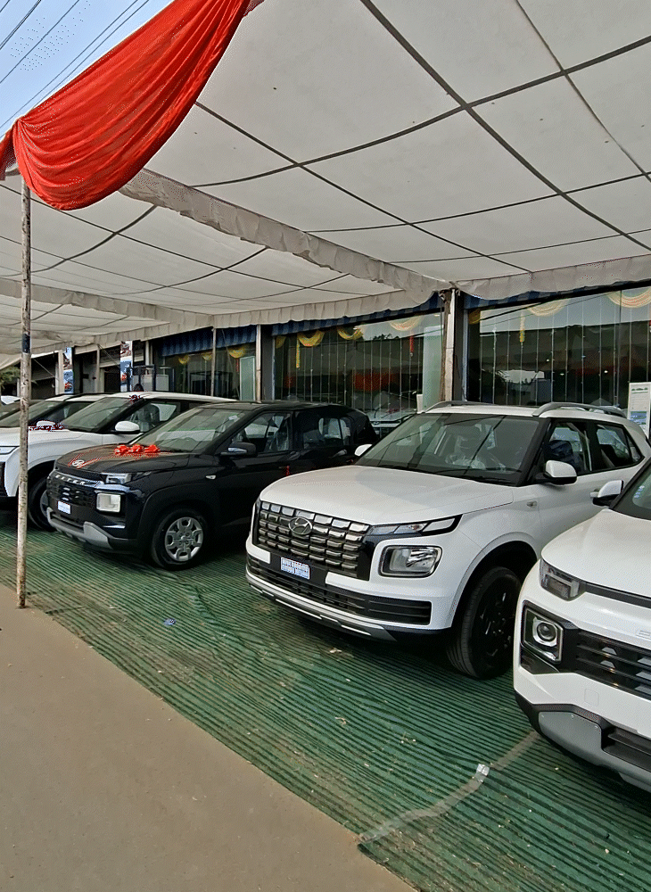 ऑटोमोबाइल सेक्टर में सैकड़ों गाड़ियों की डिलीवरी होगी।