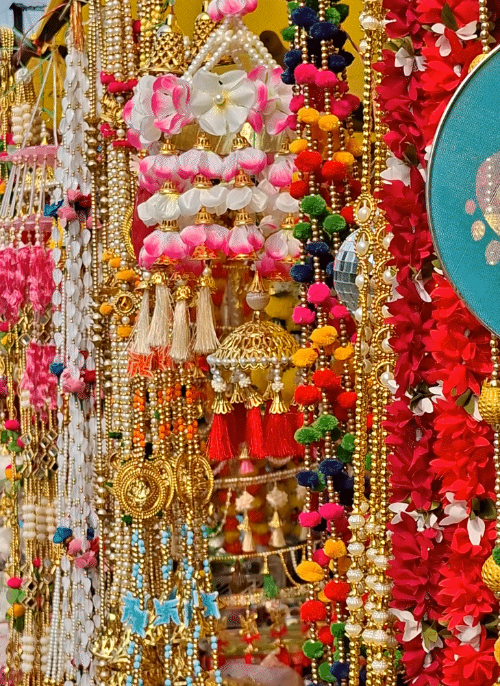 धनतेरस को लेकर गुलजार हुआ बाजार।