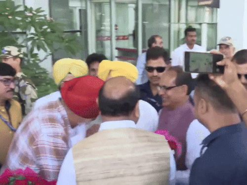 केंद्रीय कृषि मंत्री शिवराज सिंह चौहान का कृषि मंत्री गुरमीत सिंह के साथ अमृतसर पहुंचने पर स्वागत करते हुए । फाइल फोटो - Dainik Bhaskar